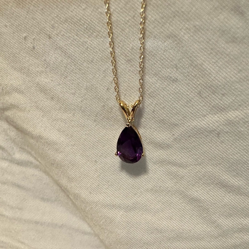 14k gold pear shaped 2.5 Cttw Amethyst pendant with yellow chain